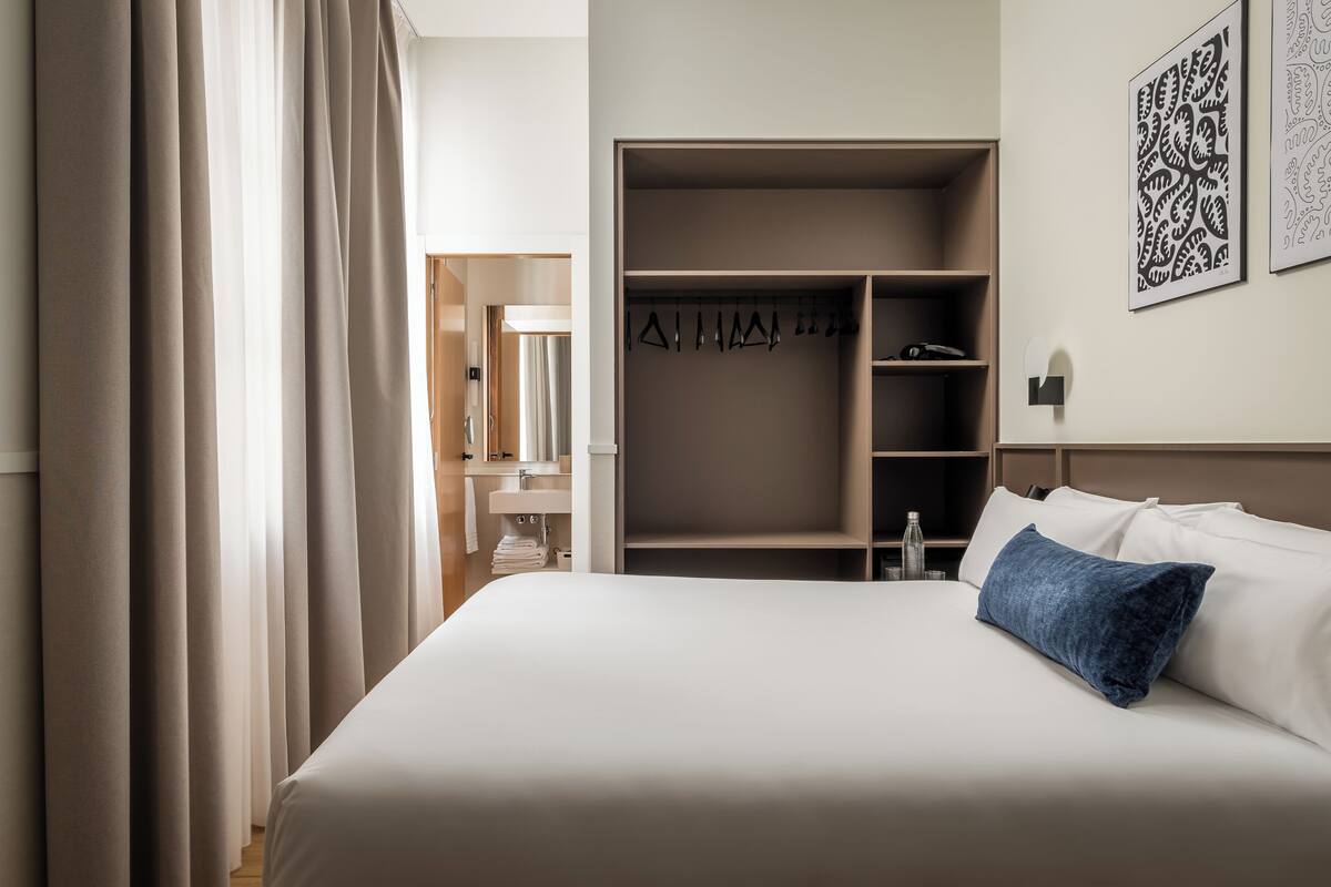 Superior Double Room | Desk, WiFi (free), bed sheets