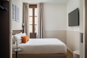 Escritorio, wifi gratis y ropa de cama 