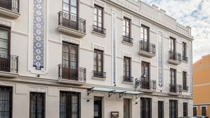 A multi-story building with ornate balconies and decorative moldings. - BYPILLOW Sinfonía  (Valencia)