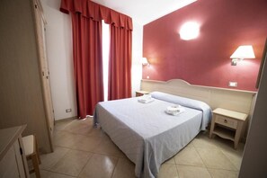 Superior-Vierbettzimmer, Balkon, Meerblick | Schreibtisch, Bügeleisen/Bügelbrett, kostenloses WLAN