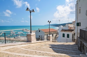 City view from property - B&B MARINA SLEEP AND SHIP (Rodi Garganico)