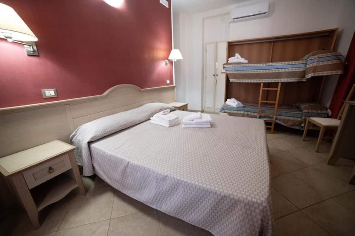 Habitación cuádruple superior, balcón, vista al mar | Escritorio, tabla de planchar con plancha y wifi gratis