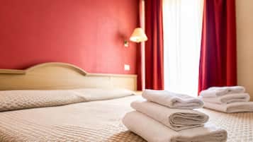 Camera Superior con letto matrimoniale o 2 letti singoli, balcone, vista mare | Una scrivania, ferro/asse da stiro, Wi-Fi gratuito