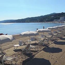 Plage privée à proximité, chaises longues, bar de plage