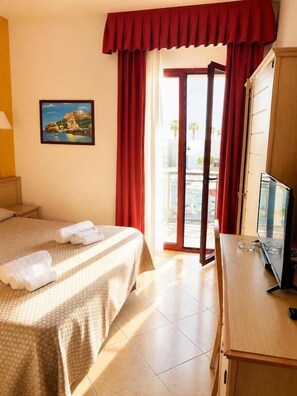 Chambre Supérieure Double ou avec lits jumeaux, balcon, vue mer | Bureau, fer et planche à repasser, Wi-Fi gratuit