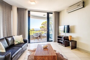 Apartment | 2 bedrooms, desk, Internet - Delightful Rental w Sea Views Vadi Apartment (Cape Town)