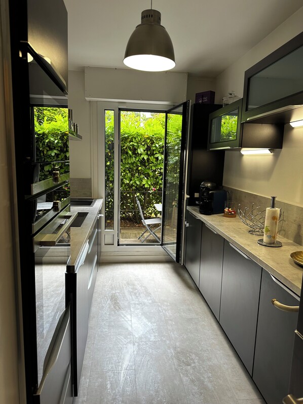 Micro-ondes, four, plaque de cuisson, lave-vaisselle