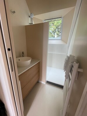 Douche, sèche-cheveux, serviettes fournies, savon