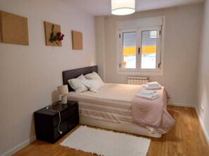 3 chambres, fer et planche à repasser, Wi-Fi, draps fournis