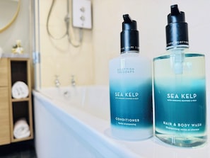 Hiustenkuivaaja, pyyhkeet, saippua, sampoo