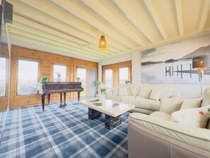 Smart TV - Top Floor Apartment with Castle Views (Edinburgh)