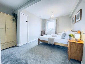 5 bedrooms, iron/ironing board, travel crib, free WiFi - Top Floor Apartment with Castle Views (Edinburgh)