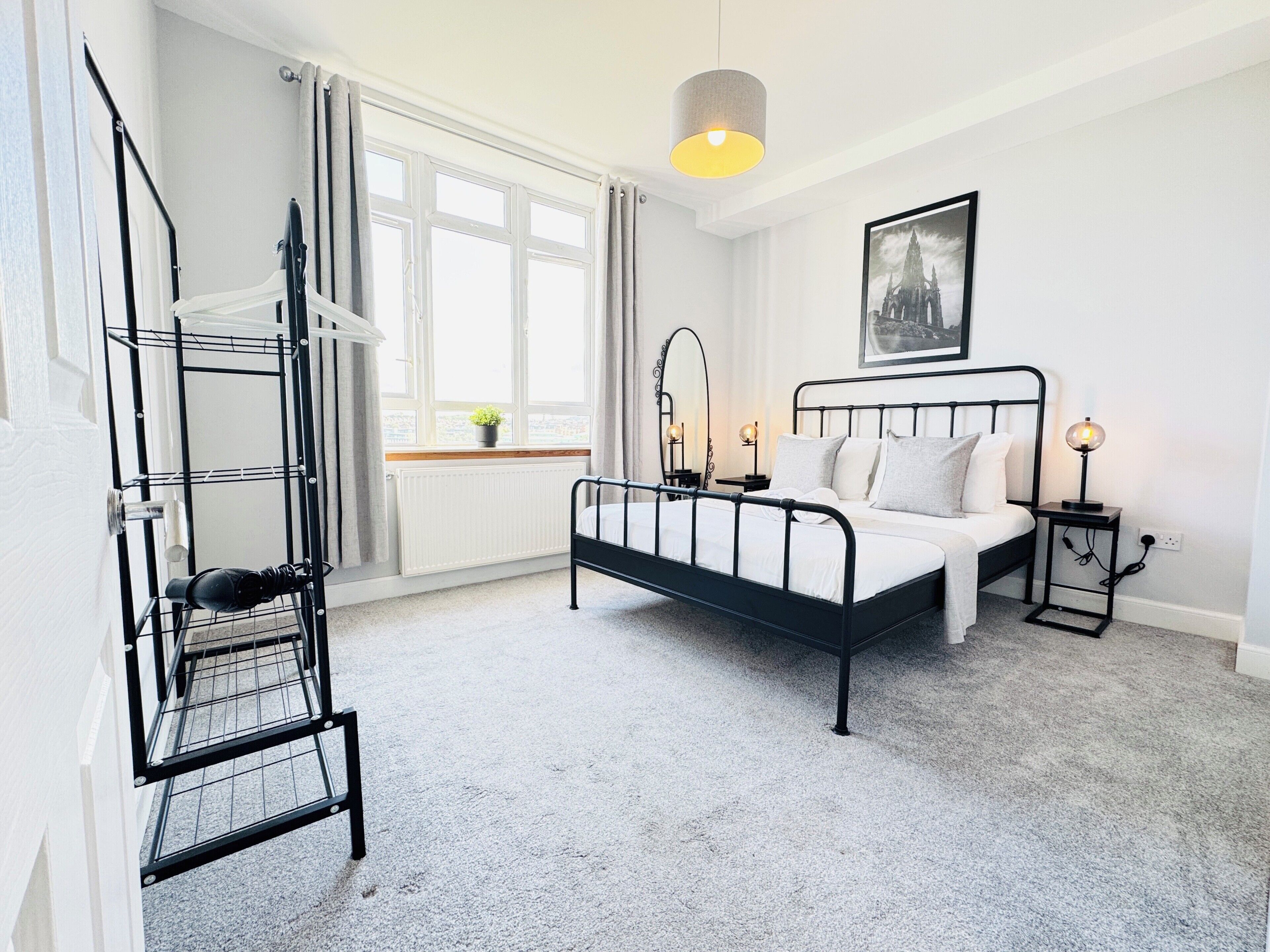 4 habitaciones, tabla de planchar con plancha y cuna de viaje 