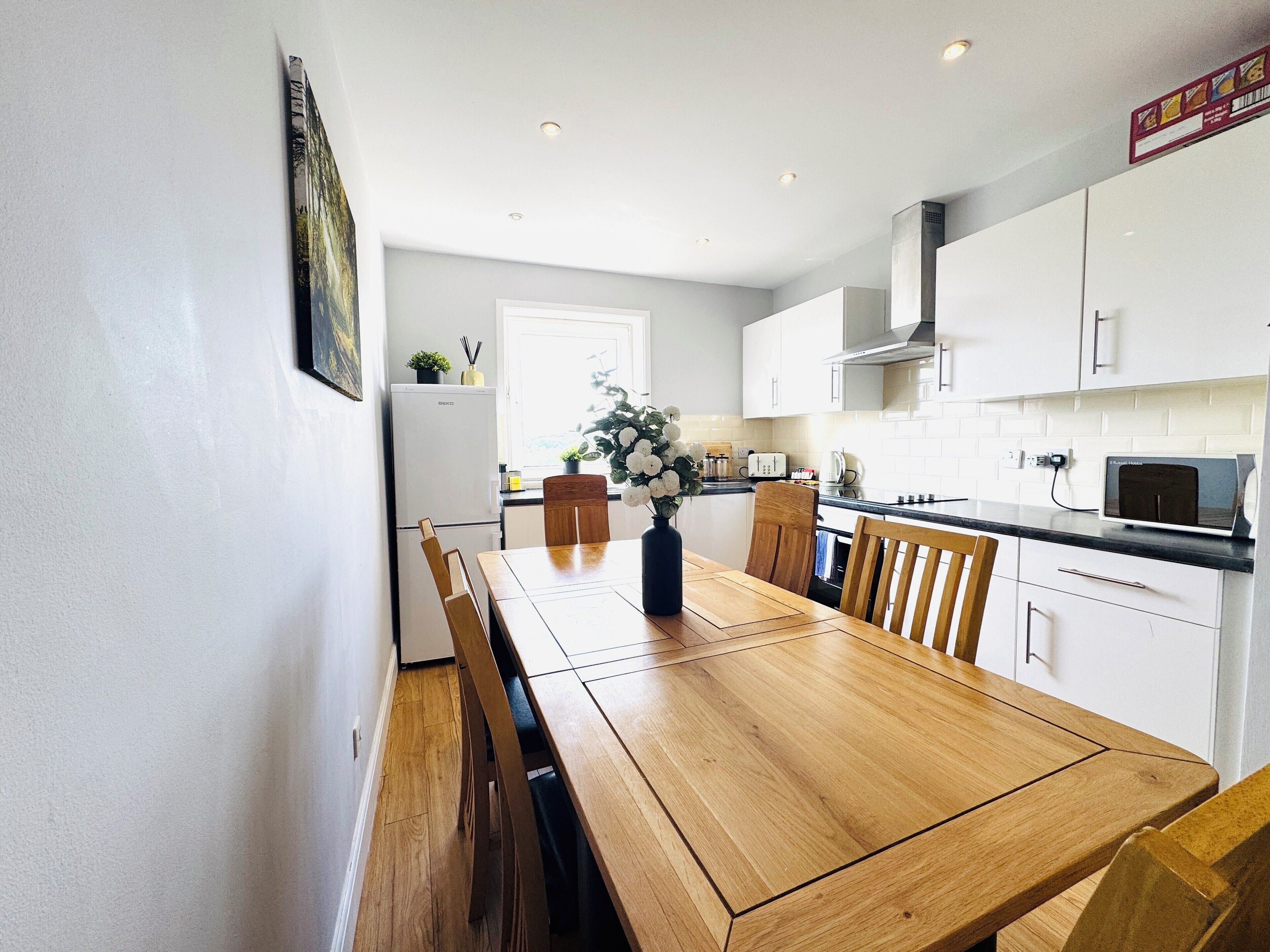 Jääkaappi, mikroaaltouuni, uuni, liesi