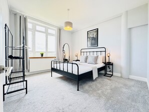 4 bedrooms, iron/ironing board, travel crib, free WiFi - Skyline View Apartment (Edinburgh)