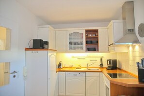 Køleskab, mikrobølgeovn, ovn, kogeplade