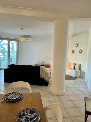 Smart-TV og musikkbibliotek