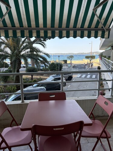 Sea view two steps from the beach  