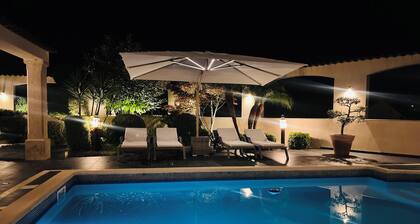 Villa de charme avec piscine, parfaite pour des vacances estivales inoubliables.