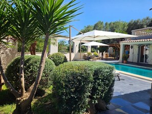 A pool area with a covered seating area, a pool, and surrounding greenery. - Villa de Charme Avec Piscine, Parfaite Pour des Vacances Estivales Inoubliables (Sarrola-Carcopino)