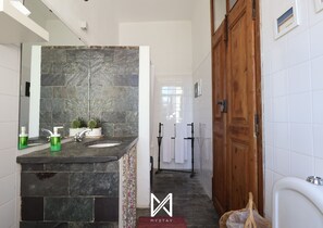 Deluxe Twin Room | Bathroom | Shower, hair dryer, towels, toilet paper - MyStay - A Casa do Visconde (Mertola)