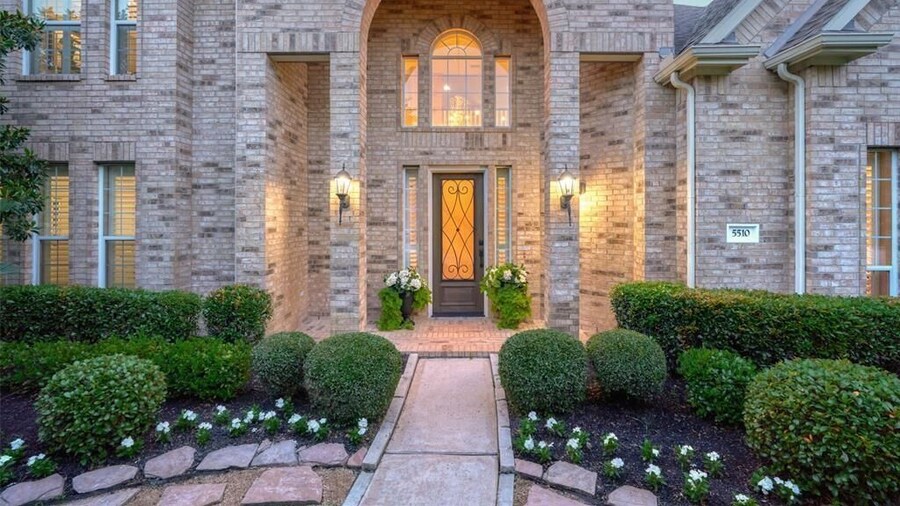 ELUX with heated pool spa