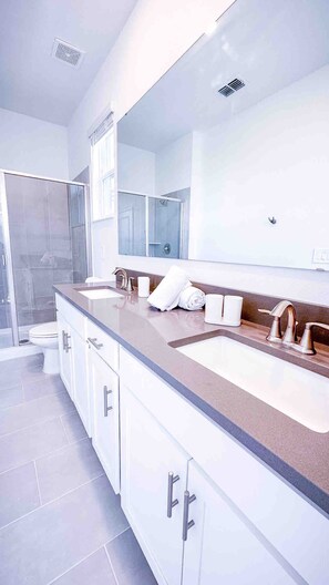 Een douche, een haardroger, handdoeken, shampoo