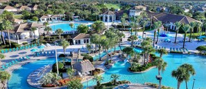 Un resort con varias piscinas, zonas de descanso y palmeras.