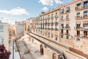 A historic building with multiple balconies and a central courtyard. - Unik Vacation Circus (Tarragona)