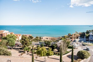 A coastal town with a view of the sea, buildings, and a roundabout. - Unik Vacation Circus (Tarragona)