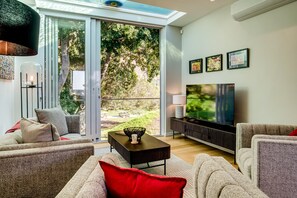 Apartment - Experience Vibrant Living at De Waterkant Views (Cape Town)