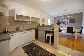 Microwave, oven, toaster, cleaning supplies - Villa Kristina (Funtana)