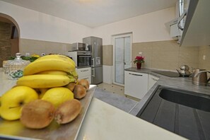 Microwave, oven, toaster, cleaning supplies - Villa Kristina (Funtana)