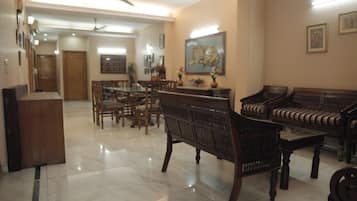 Room, 1 Bedroom, Smoking | Living area