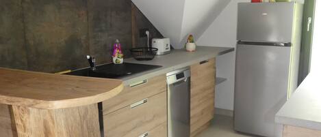 Réfrigérateur, four à micro-ondes, un four, surface de cuisson