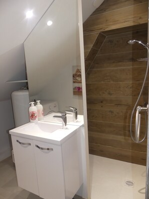 Shower, towels, soap, shampoo - LE Massif - Appartement Avec vue Exceptionnelle et SPA Privatif (La Bresse)