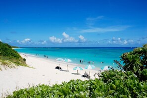 En la playa, arena blanca