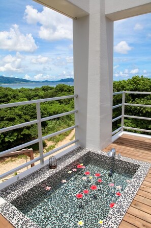 Perussviitti, rantanäköala | Kylpyhuone | Erillinen kylpyamme ja suihku, sadesuihkupää, ilmaiset hygieniatuotteet