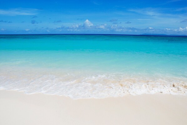 Rannalla, valkoista hiekkaa