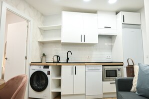 KylskÄp, mikrovÄgsugn, spishÀll och diskmaskin