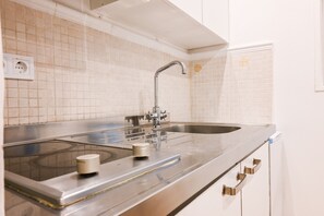 Réfrigérateur, micro-ondes, plaque de cuisson, cafetiÚre/bouilloire