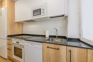 Jääkaappi, mikroaaltouuni, uuni, astianpesukone