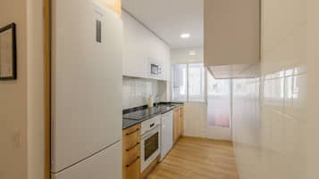 Een koelkast, een magnetron, een oven, een vaatwasser