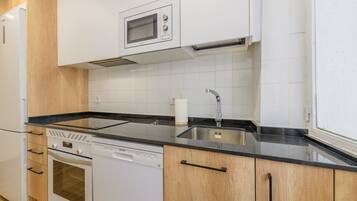 Een koelkast, een microgolfoven, een oven, een vaatwasser