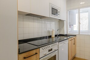 Fridge, microwave, oven, dishwasher - Acogedora habitación cerca al Polideportivo Los Cantos en Alcorcón SAP35D (Madrid)