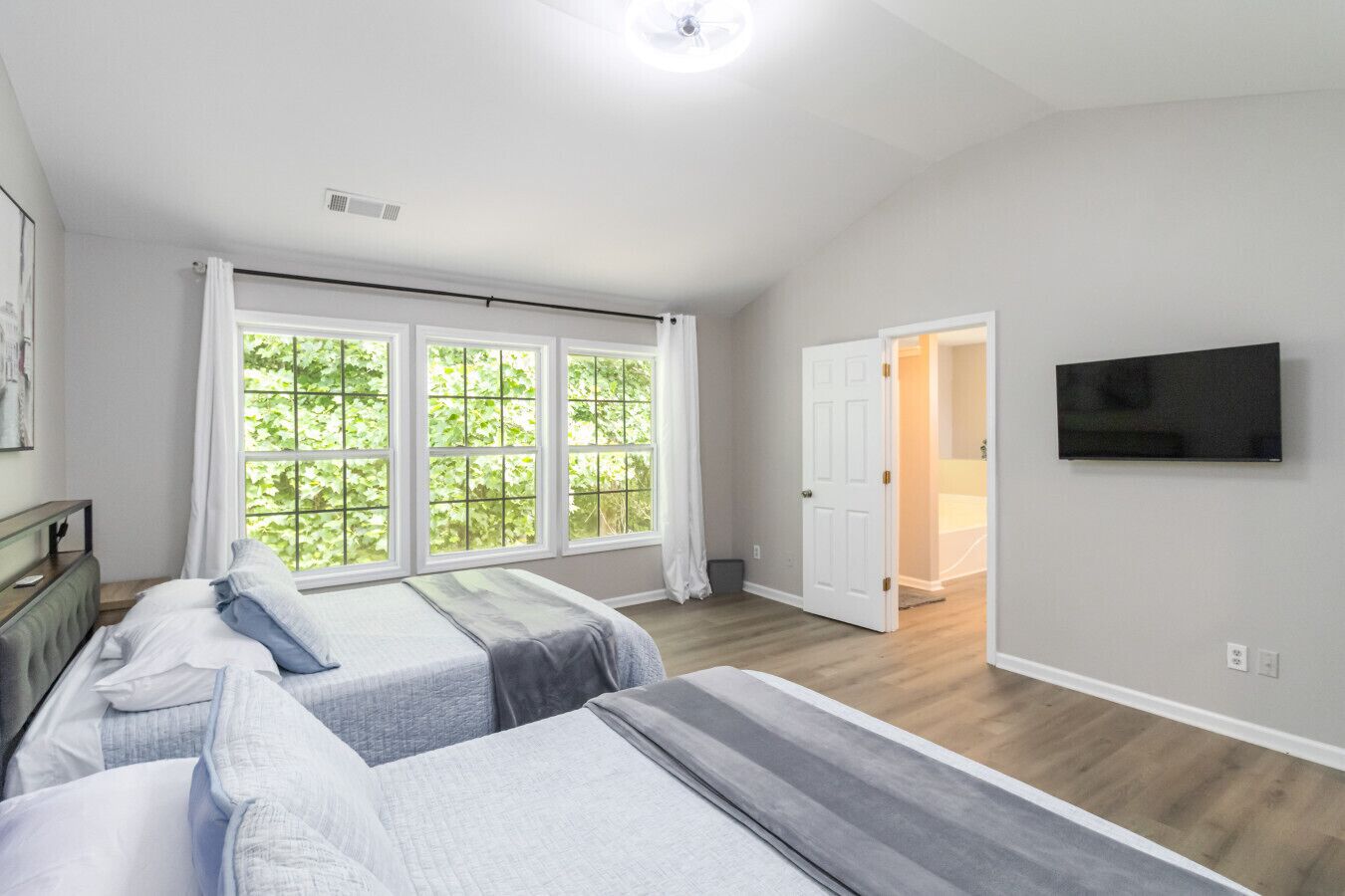 5 bedrooms, desk, iron/ironing board, travel crib