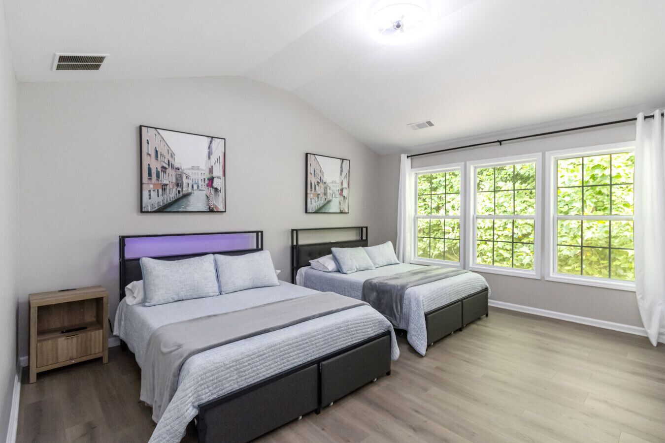 5 habitaciones, escritorio y tabla de planchar con plancha 
