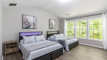 5 quartos, escrivaninha, ferros/tábuas de passar roupa, berço de viagem