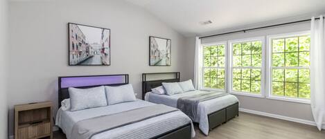 5 habitaciones, escritorio y tabla de planchar con plancha