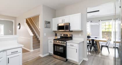 5-Bed Gem Close to Duluth Fun-Sleeps 16